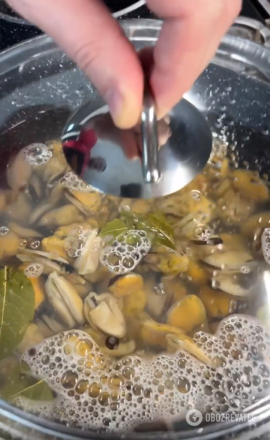 Cooking mussels in marinade