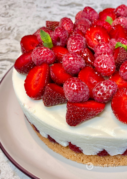 Yogurt cake with raspberries: preparing a real summer delight