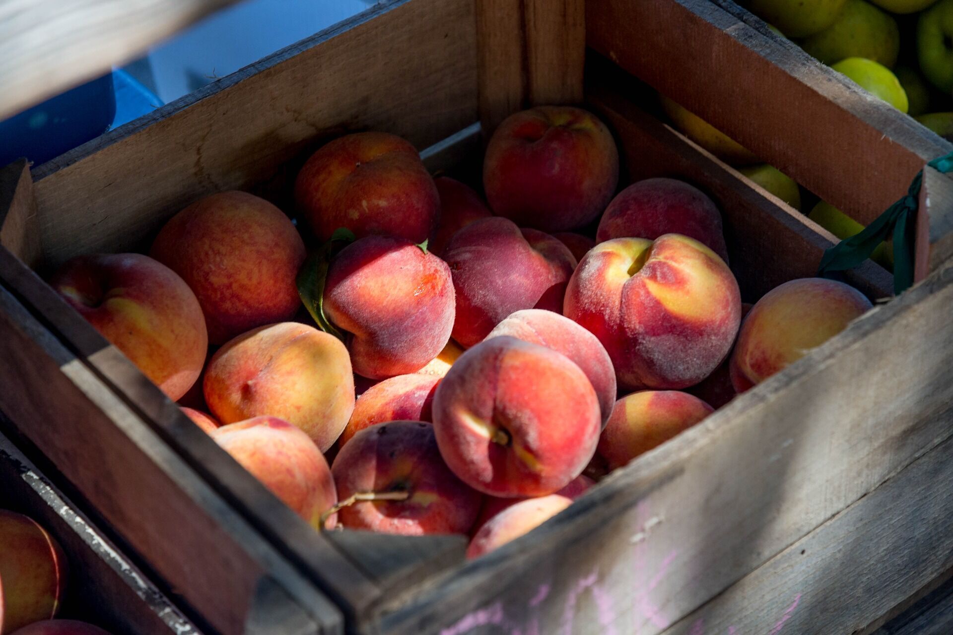 Ripe peaches always have a very pleasant smell