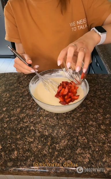 Adding the filling to the cheese mass