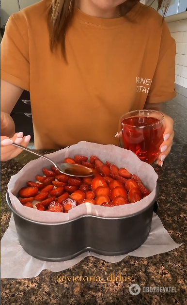 Pouring jelly over the cake