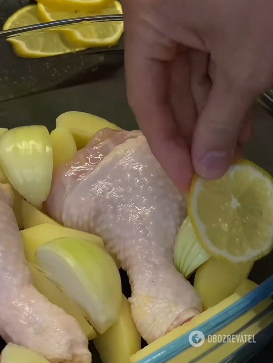 Baked chichen drumsticks with potatoes for a hearty lunch: be sure to add one simple ingredient