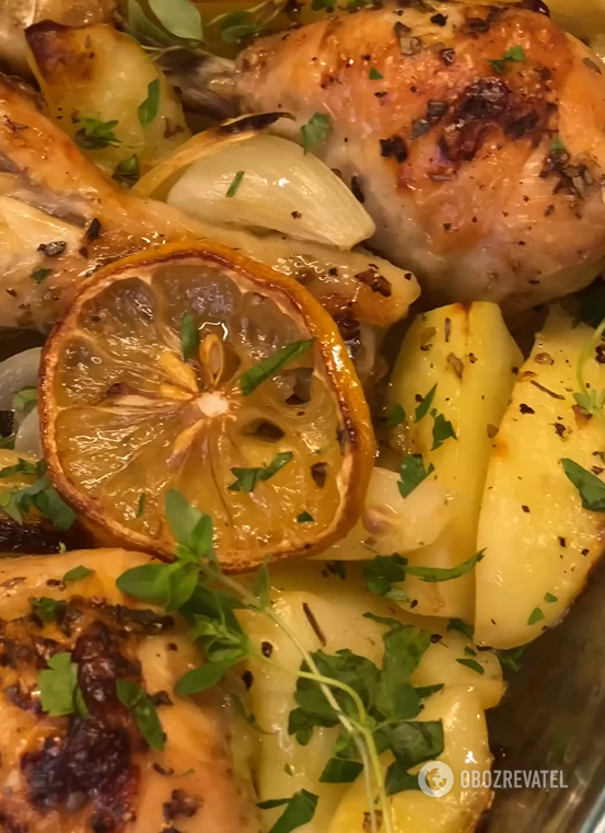 Baked chichen drumsticks with potatoes for a hearty lunch: be sure to add one simple ingredient