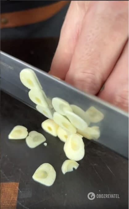 Cutting garlic