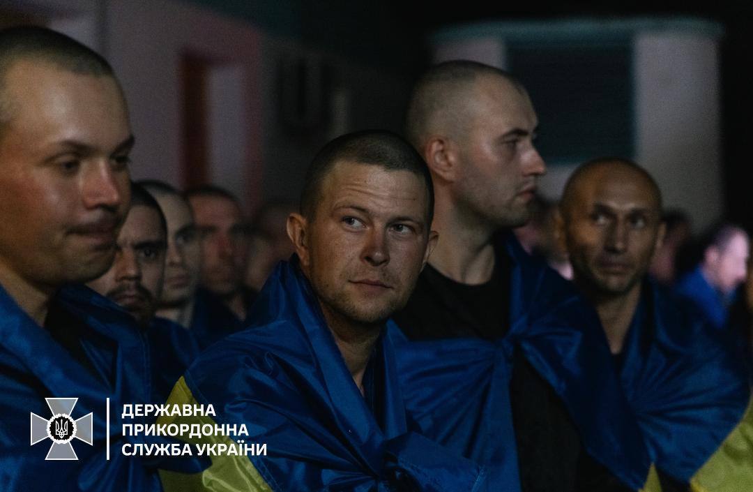 First hours after the exchange: SBGS publishes touching photos of Ukrainian defenders released from Russian captivity 