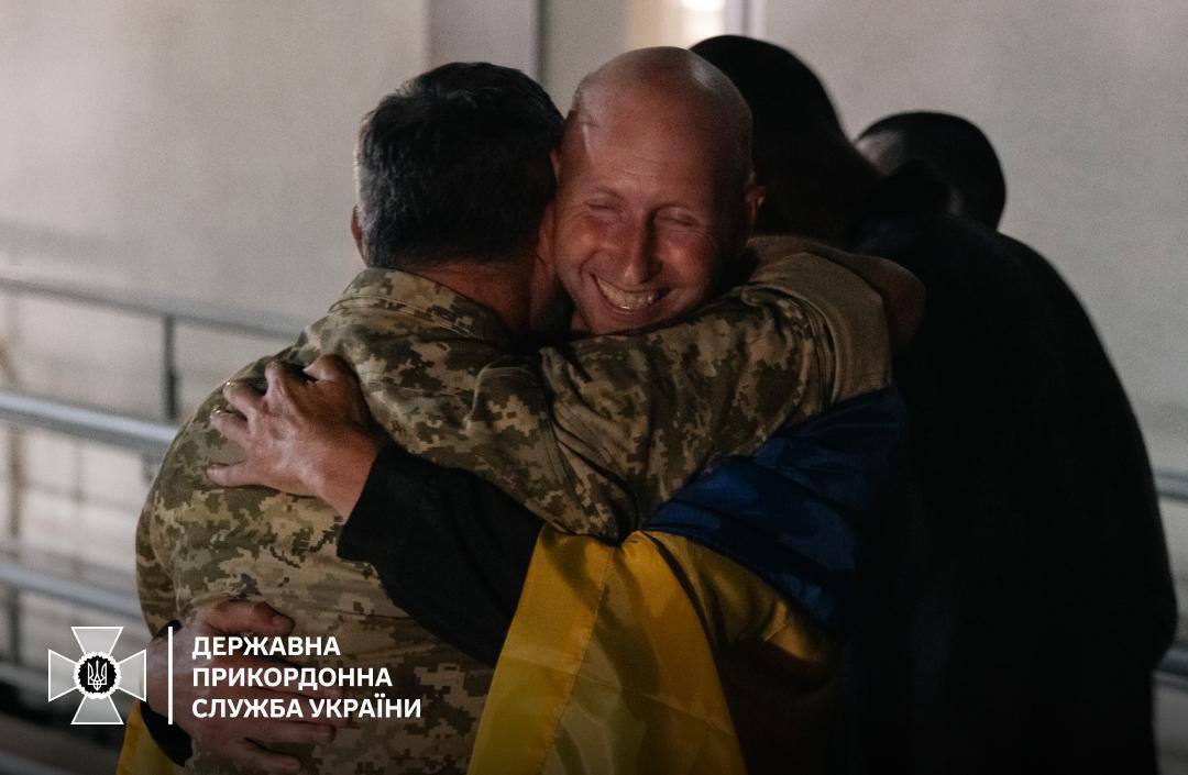 First hours after the exchange: SBGS publishes touching photos of Ukrainian defenders released from Russian captivity 