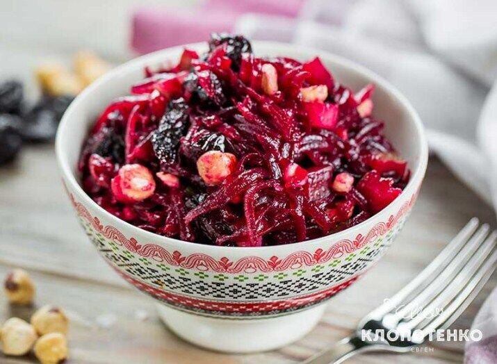 Salad with beets, prunes and hazelnuts