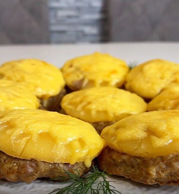 Medallions with pineapples under cheese coat