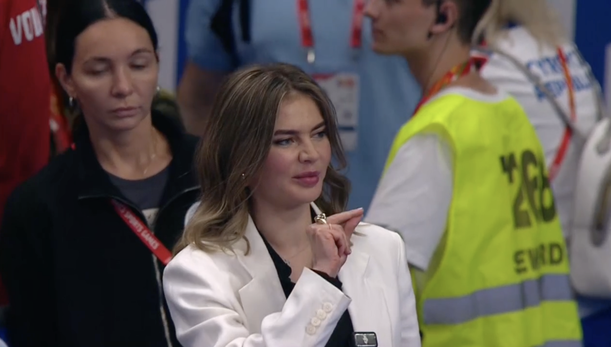 ''Putin's mistress'' Kabaeva embarrasses herself as she fails to do the sign of the cross correctly. Video