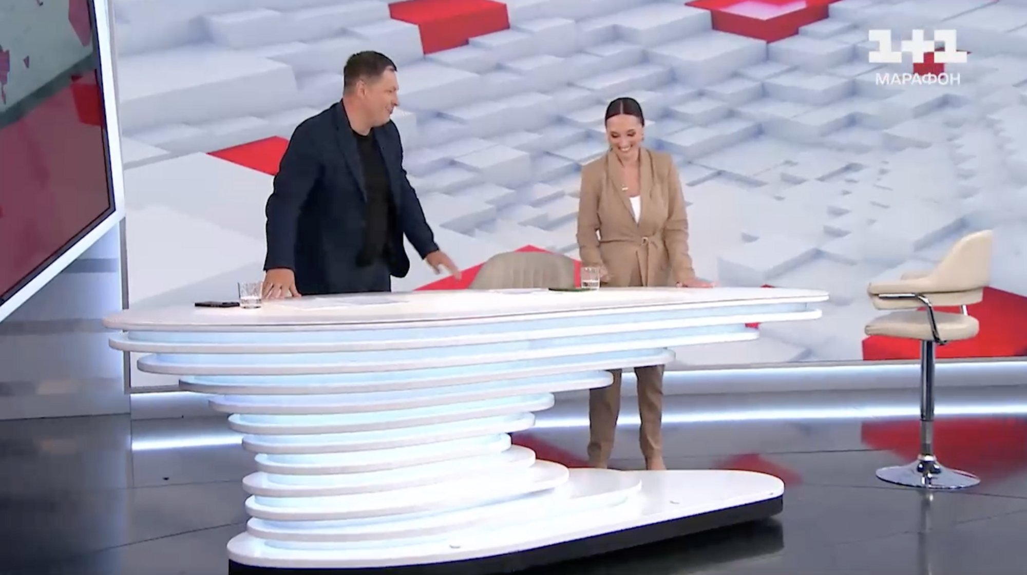 A table ''ran away'' from the 1+1 hosts on air. Video of the embarrassment