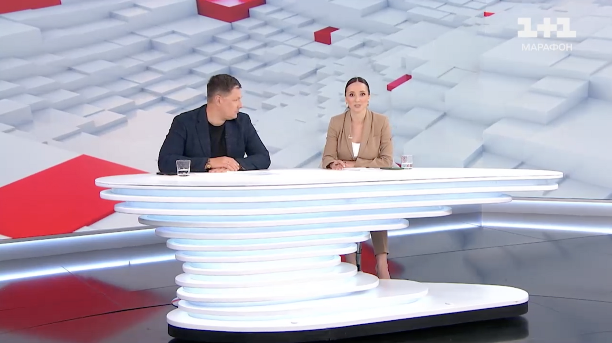 A table ''ran away'' from the 1+1 hosts on air. Video of the embarrassment