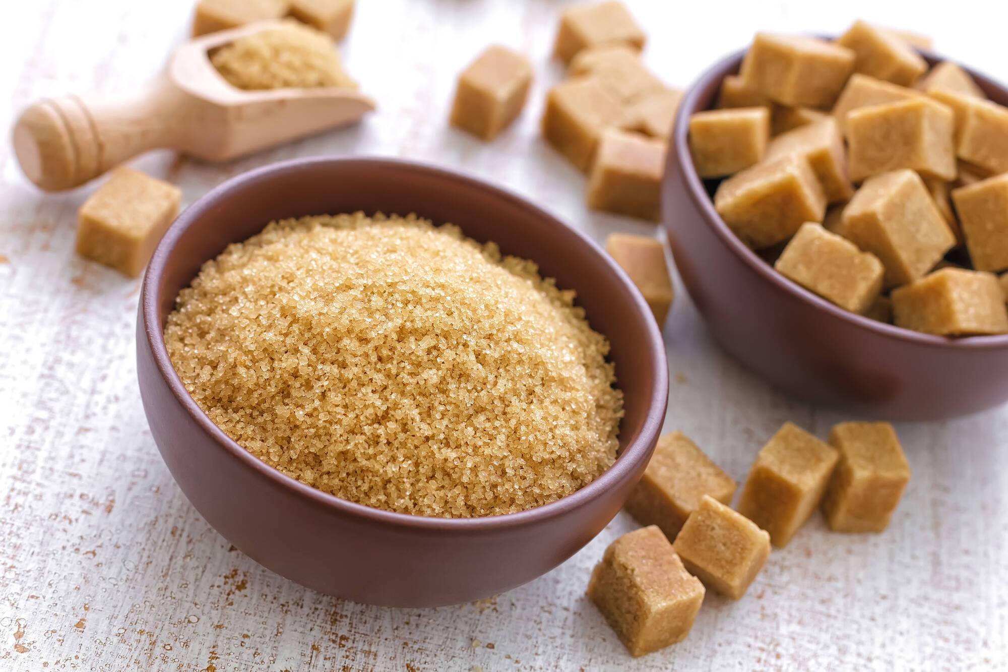 Dlaczego warto kupować brązowy cukier: powody są wymienione