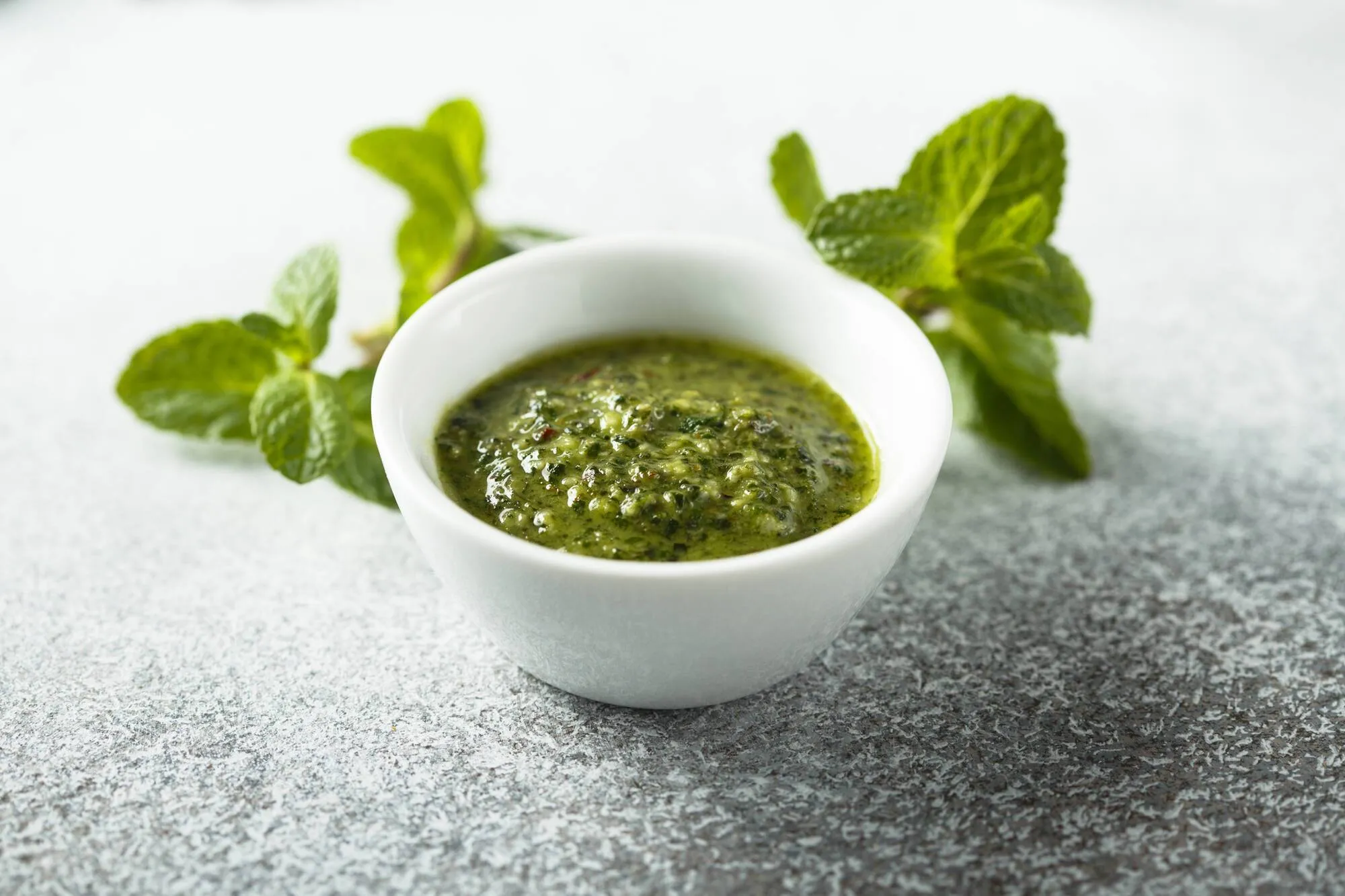 How to make mint pesto sauce: an easy and quick recipe
