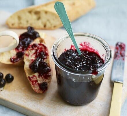 Delicious currant jam for the winter: you only need three ingredients