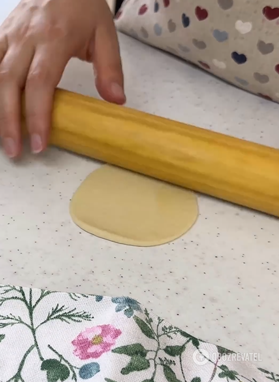 Bezdrożdżowe pierogi z wiśniami: jak prawidłowo przygotować ciasto