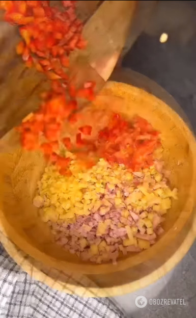 Cutting the filling for the dish