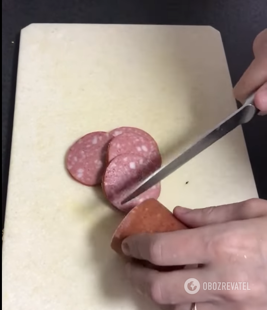 Cutting sausage