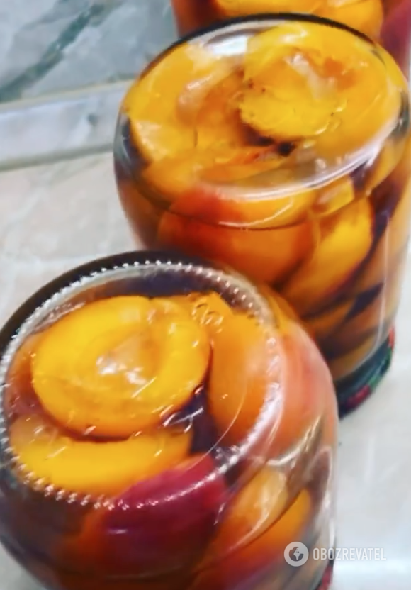 Ready-made apricots in syrup.