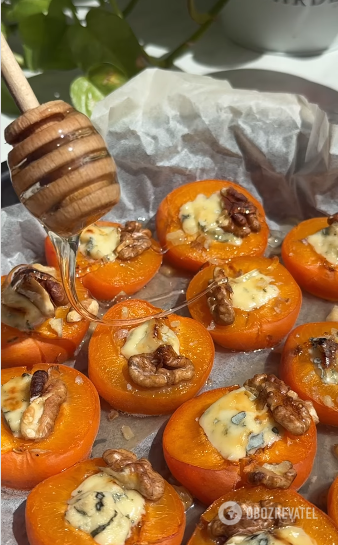 Apricots with nuts, honey and Dor Blu cheese: preparing the perfect summer snack