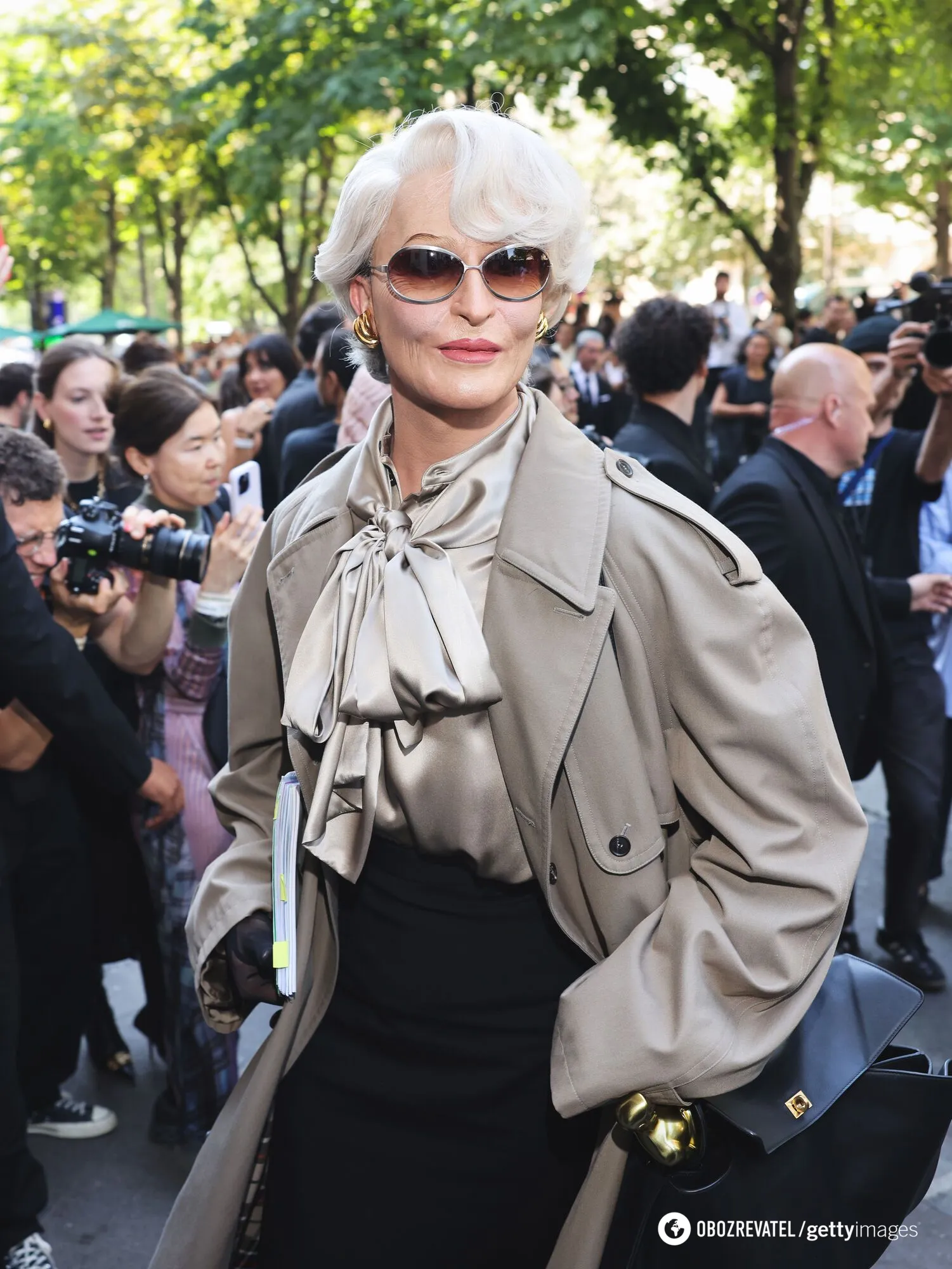 The Devil Wears Prada reborn: słynny wizażysta zamienia się w Meryl Streep na Paris Fashion Week, wyglądając zaskakująco podobnie