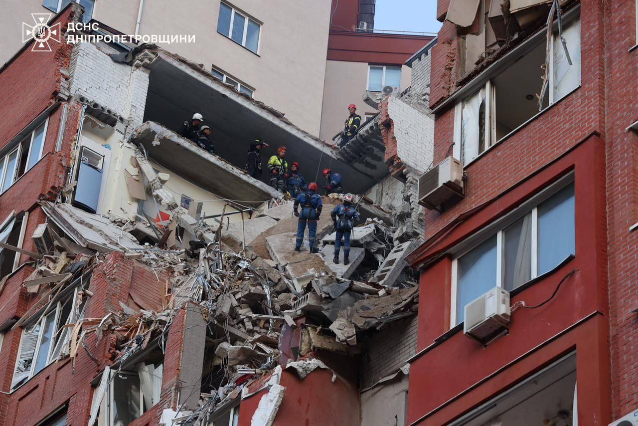 Ratownicy z Dniepru przez całą noc rozbierają gruzy wielopiętrowego budynku, w który uderzyli Rosjanie: 5 osób wciąż uznaje się za zaginione. Zdjęcie