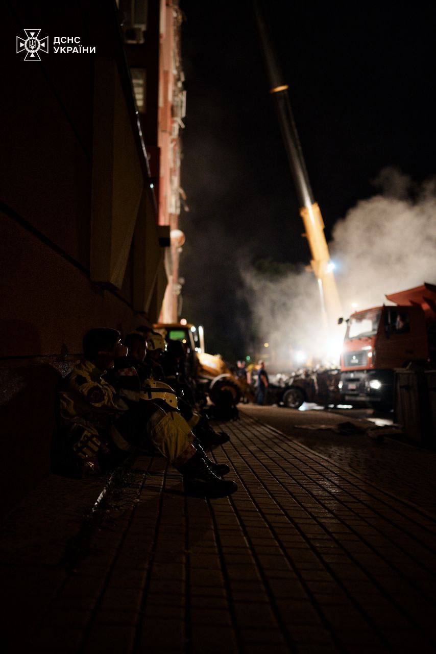 Ratownicy z Dniepru przez całą noc rozbierają gruzy wielopiętrowego budynku, w który uderzyli Rosjanie: 5 osób wciąż uznaje się za zaginione. Zdjęcie