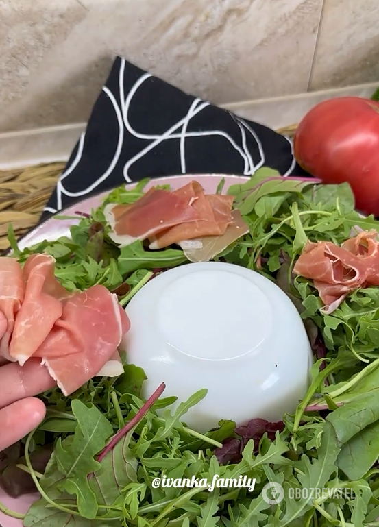 Light salad without mayonnaise with jamon: what to season with