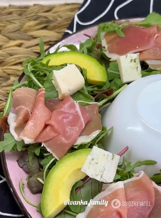 Light salad without mayonnaise with jamon: what to season with
