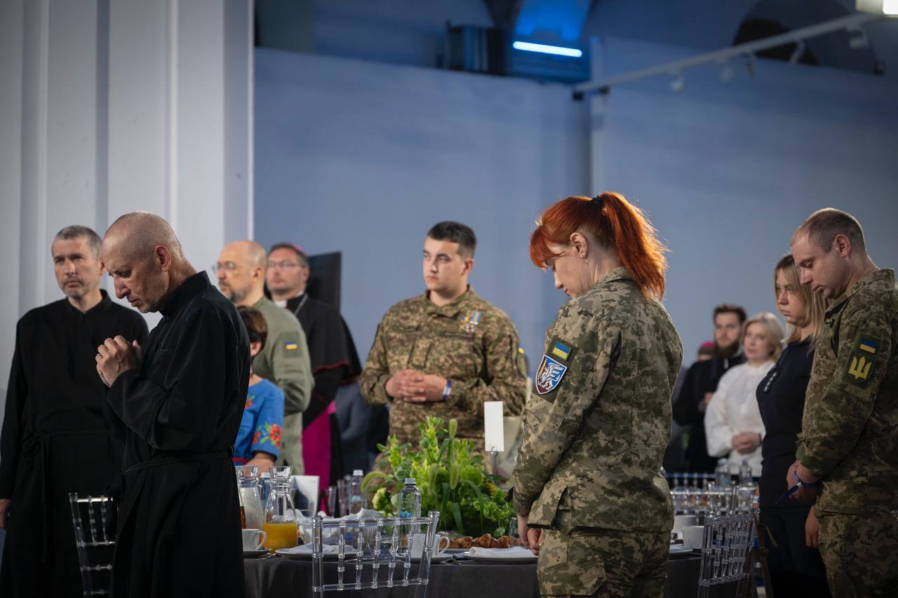 ''Możemy przywrócić pokój na Ukrainie''. Zełenski zwrócił się do uczestników Narodowego Śniadania Modlitewnego. Zdjęcia i wideo
