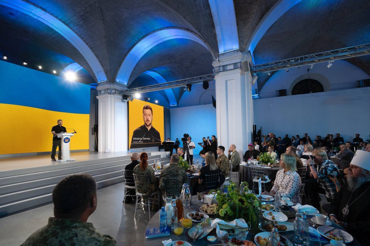''Możemy przywrócić pokój na Ukrainie''. Zełenski zwrócił się do uczestników Narodowego Śniadania Modlitewnego. Zdjęcia i wideo