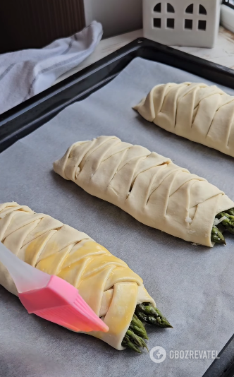 Asparagus in puff pastry: a delicious snack that is easy to take with you