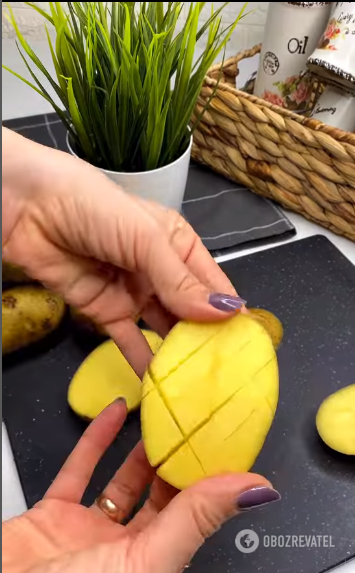 How to bake potatoes in slices: they are very crispy and flavorful