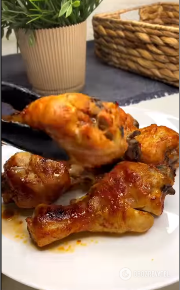 How to bake drumsticks to make them crispy and juicy: an easy way
