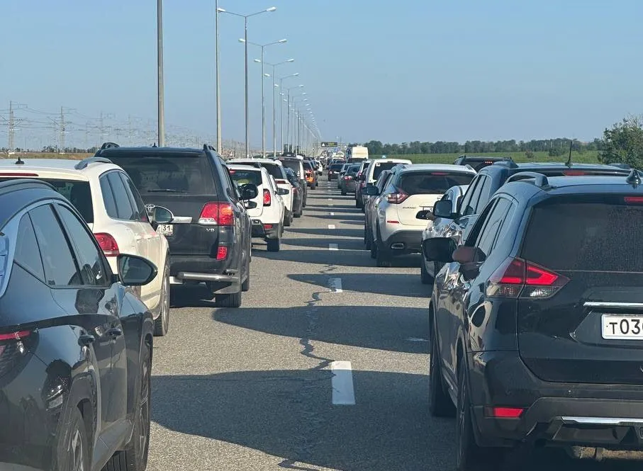 Russians boast of a 3-hour long queue in front of the Crimean bridge: allegedly, tourists have ''dumped'' there