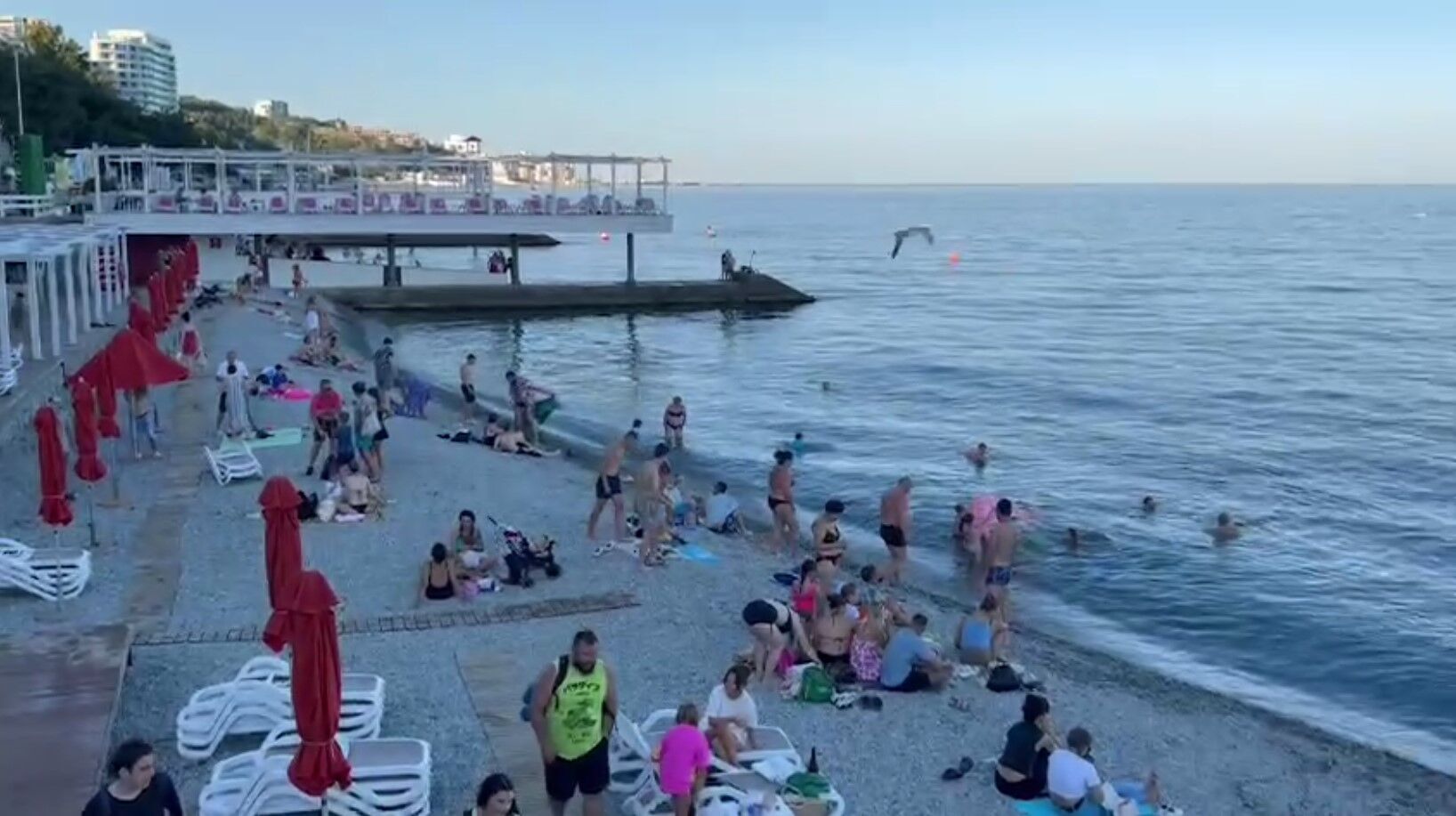 Russians boast of a 3-hour long queue in front of the Crimean bridge: allegedly, tourists have ''dumped'' there
