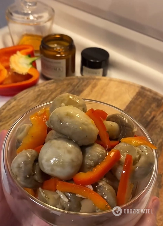 Delicious pickled mushrooms with bell peppers: ready in 10 minutes