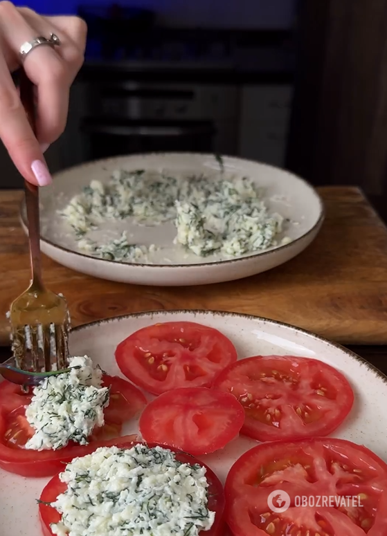 Tomatoes with cheese and garlic: how to make a simple summer appetizer in 5 minutes
