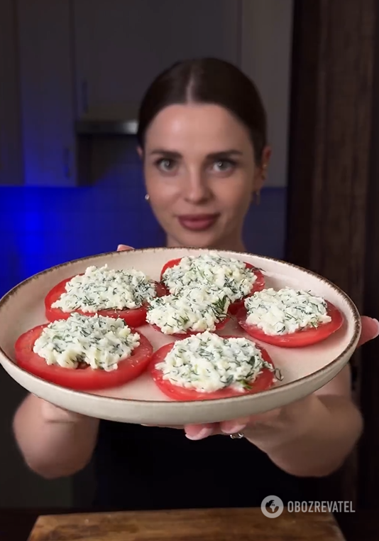 Tomatoes with cheese and garlic: how to make a simple summer appetizer in 5 minutes