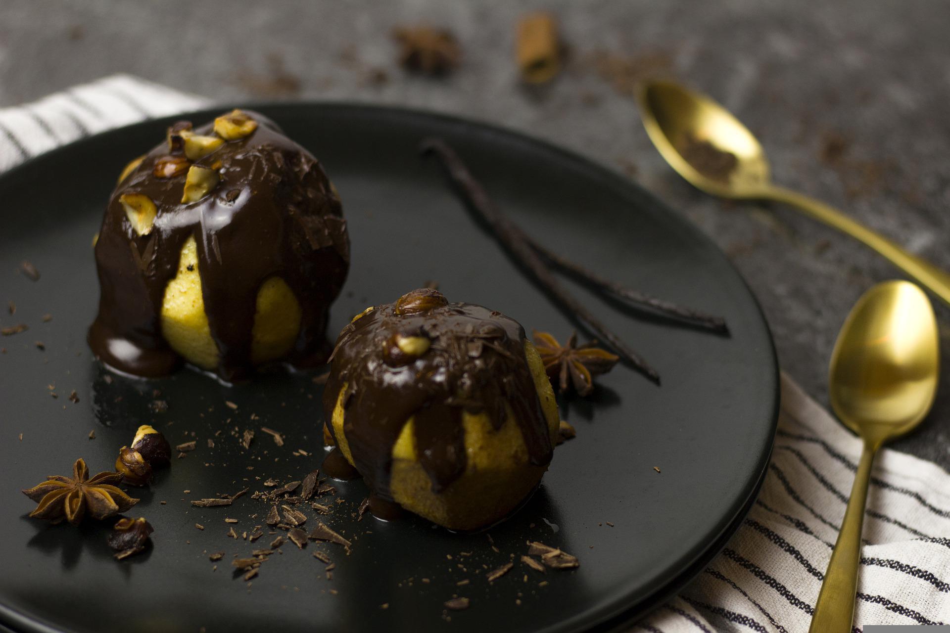 Baked quince with chocolate