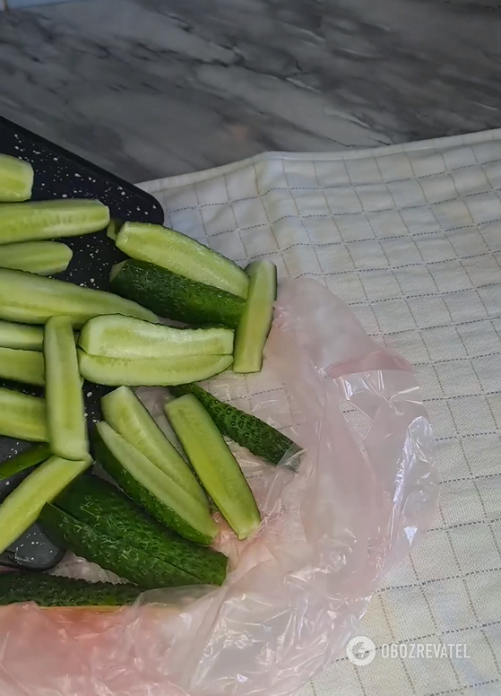Lightly salted cucumbers in a bag in 10 minutes: better than canned