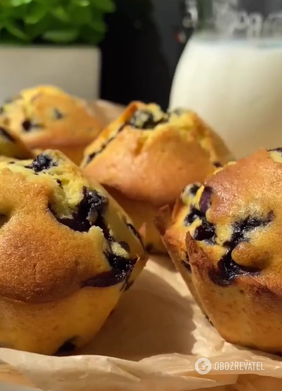 Fluffy berry muffins for tea: how to make the perfect dough with milk