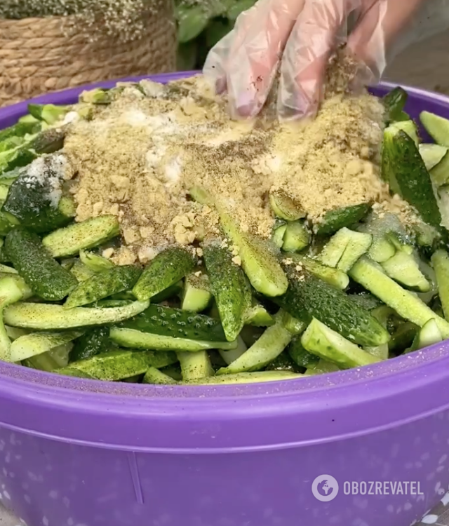 Garlic for cooking cucumbers