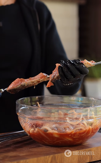 Skewers of carp in tomato juice: a delicious way to cook fish