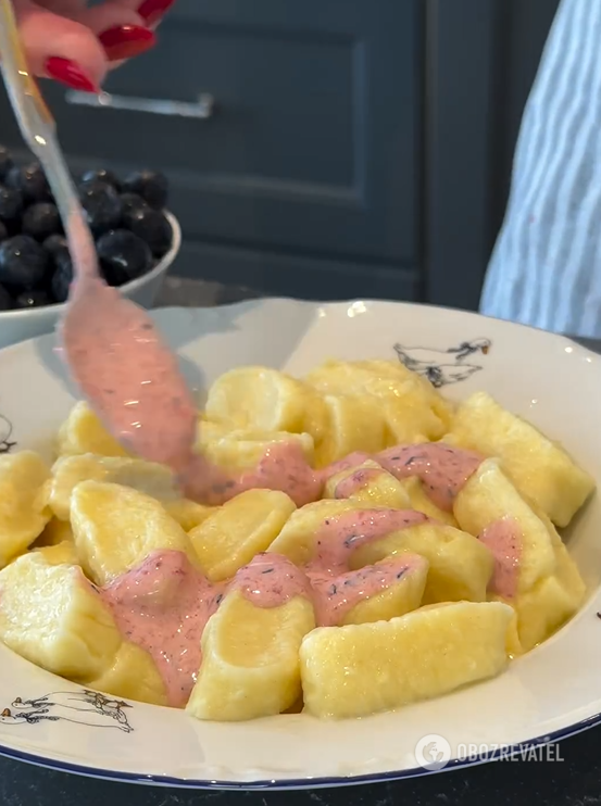 You only need 5 ingredients: delicious lazy dumplings with seasonal berries