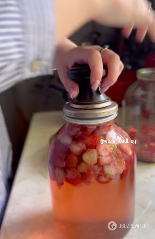 How to cook strawberry compote correctly