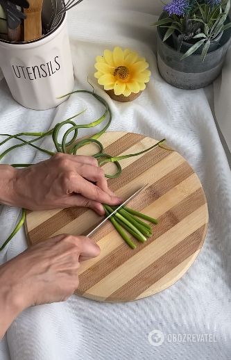 Garlic arrows: how to make the perfect salad appetizer