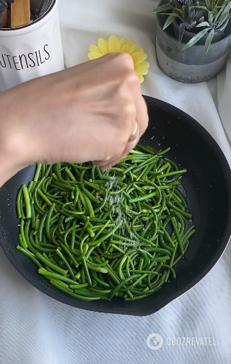 Garlic arrows: how to make the perfect salad appetizer