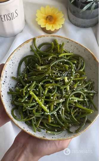 Garlic arrows: how to make the perfect salad appetizer