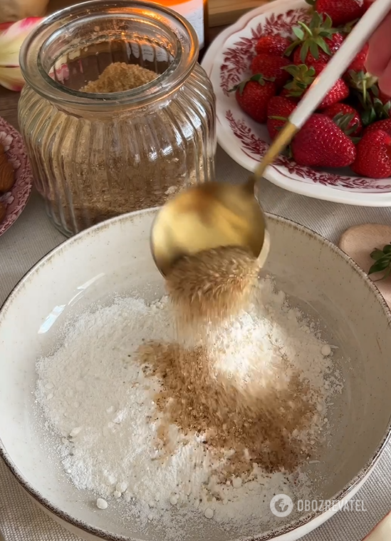 Easier than any cakes and casseroles: how to make a sweet strawberry crumble