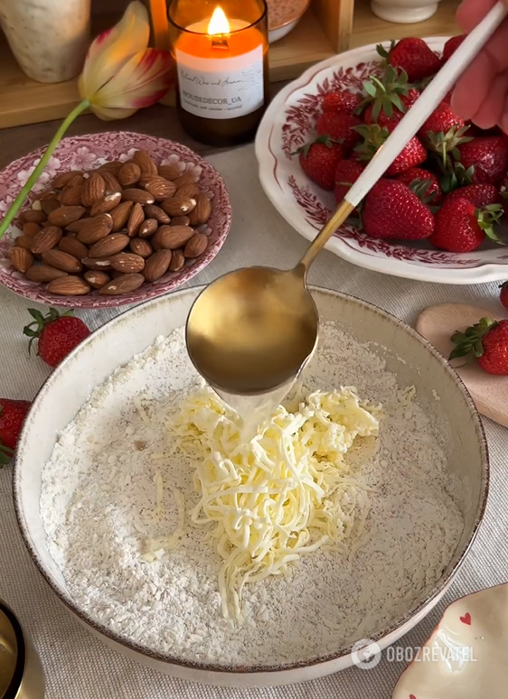Easier than any cakes and casseroles: how to make a sweet strawberry crumble